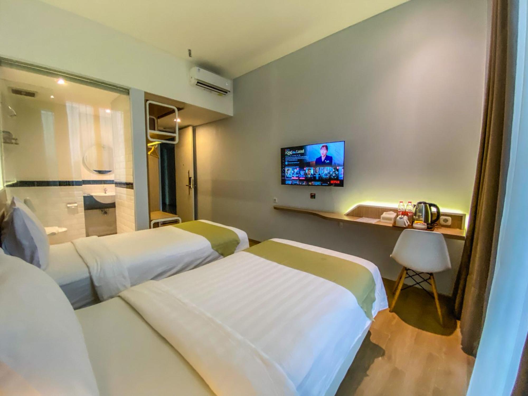 Facade By Azana Hotel